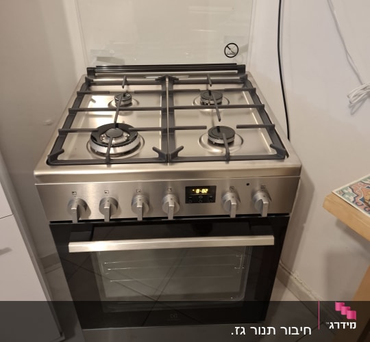 תנור גז עם כיריים במטבח ביתי